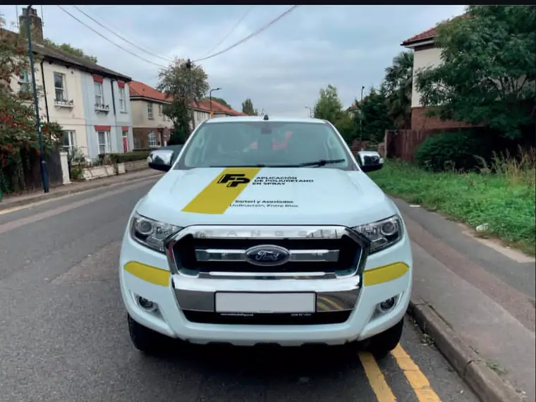 Camioneta de FEYSA Poliuretanos ploteada, lista para salir a obra.