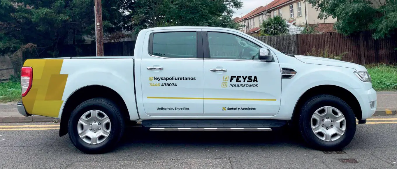 Camioneta de FEYSA Poliuretanos ploteada con el logo, el teléfono 3446 478074 y la cuenta @feysapoliuretanos.